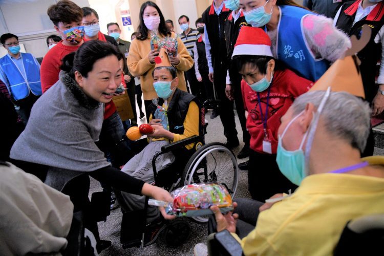 黎明教養院生耶誕報佳音  徐榛蔚祝小天使幸福成長