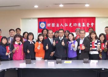 鼓勵偏鄉學子 弘光基金會贈獎學金