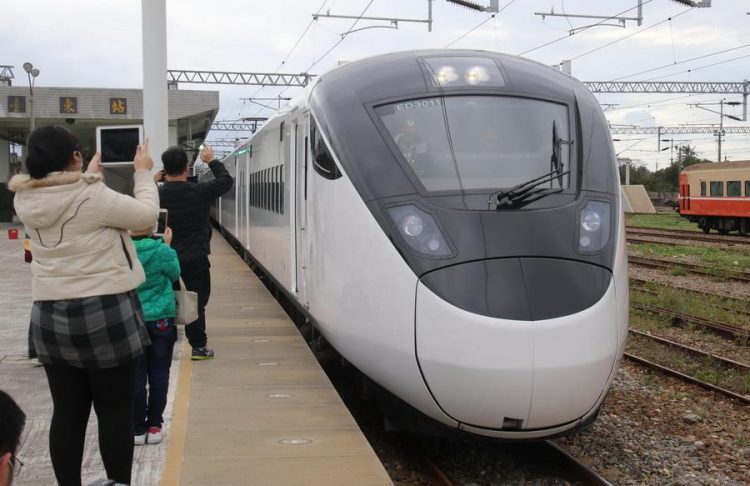 EMU3000城際列車臺東首航 東部春節運輸量能提成13% 未來可達40% EMU3000城際列車臺東首航 東部春節運輸量能提成13% 未來可達40%