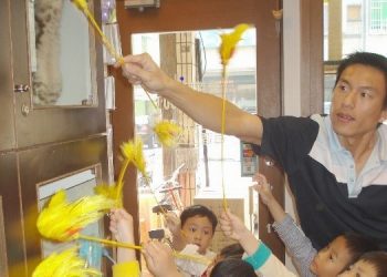 力奇寵物網路商店的負責人余仰華表示，毛小孩可以培養小朋友的耐心及責任心，對兒童的成長有著滿滿的正能量。(圖片/力奇寵物提供)