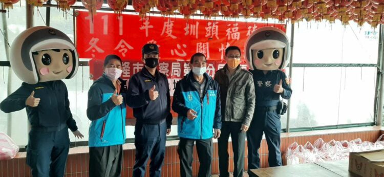 百福派出所聯合圳頭福德宮舉辦春節前夕寒冬送暖及愛心義剪活動 穿越道上行人走 機車汽車請稍後