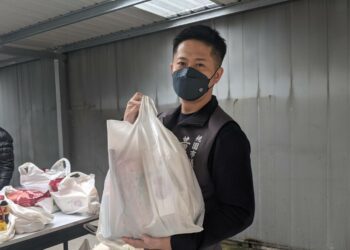 桃園市四維獅子會年前助弱勢　市議員參選人黃崇真當義工搬物資