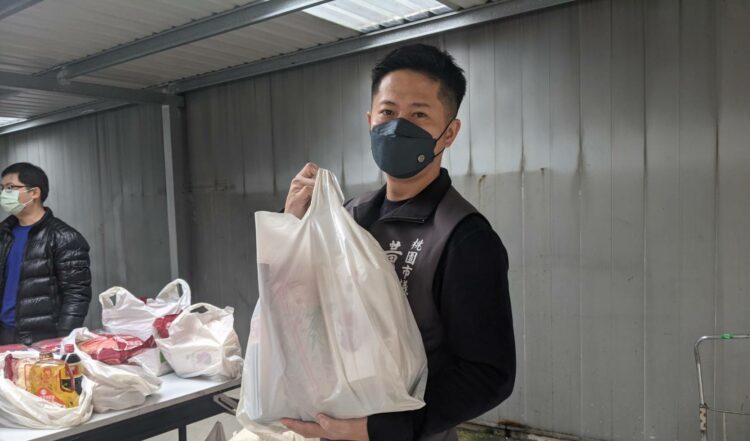 桃園市四維獅子會年前助弱勢　市議員參選人黃崇真當義工搬物資