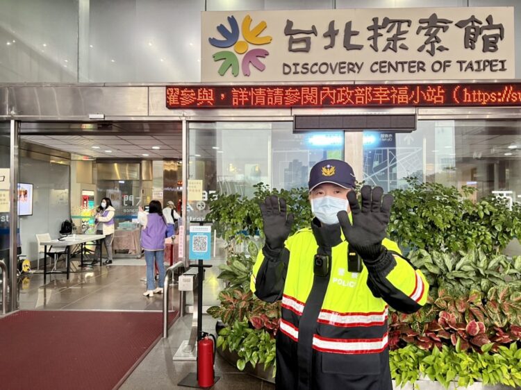 佛光會贈防割手套 保大警安全再升級 執勤更有力 佛光會贈防割手套 保大警安全再升級 執勤更有力