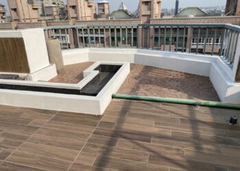 「澄湖園○○大樓」因頂樓防漏設施，有1/3住戶被控告。(圖/大樓住戶提供)