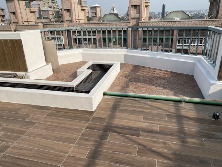 一個人19年告社區1/3住戶,鄰居不忍了簽署惡鄰條款 「澄湖園○○大樓」因頂樓防漏設施,有1/3住戶被控告。(圖/大樓住戶提供)