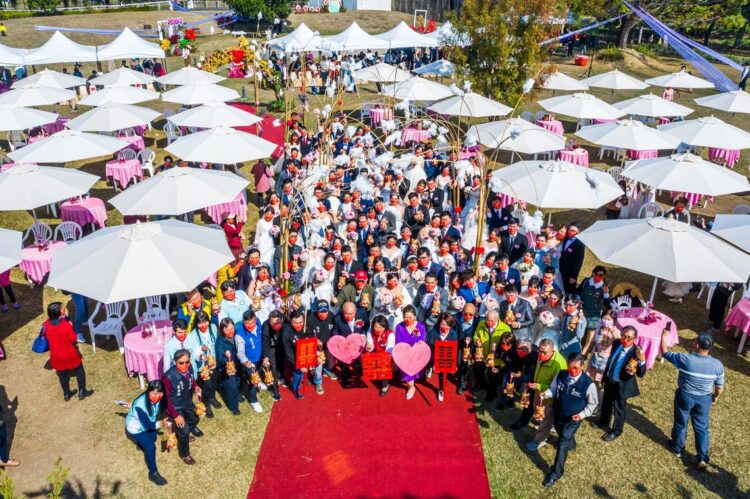 「2022愛在我嘉 幸福成家」嘉義市集團結婚 46對佳偶幸福步紅毯