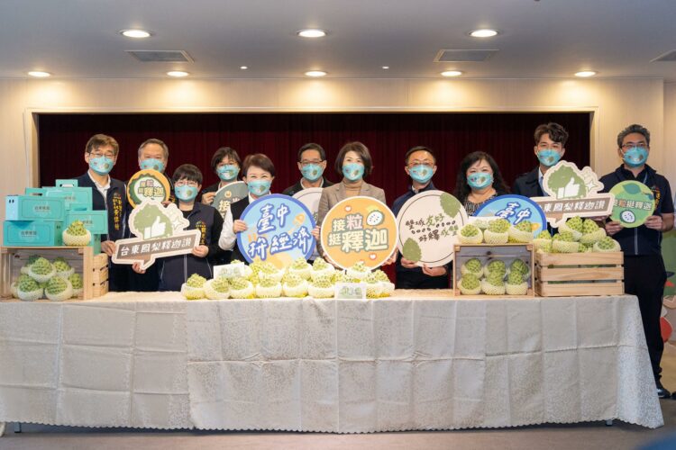 「接粒挺釋迦」 盧秀燕、郭婞淳邀全民接粒挺鳳梨釋迦
