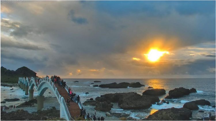 三仙台八拱橋迎曙光 6000名遊客齊聚慶新年