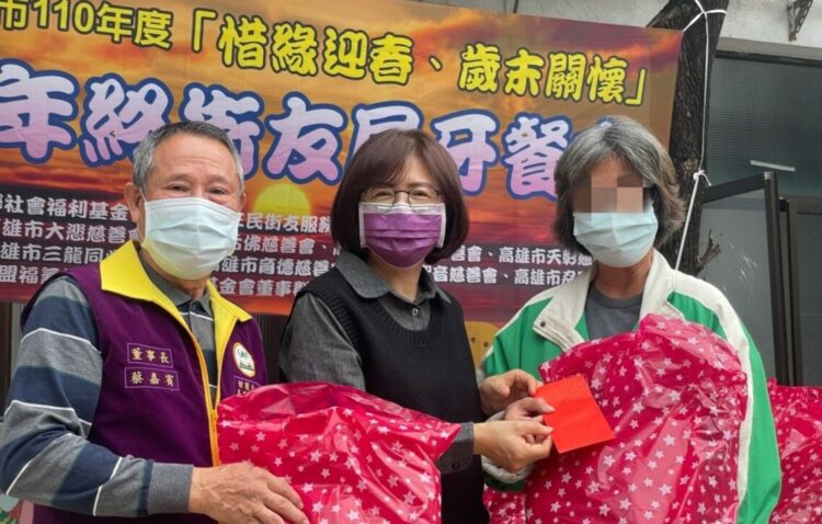 不僅關懷 更把你們當家人!高市社會局辦「街友年節活動」 街友直呼「揪甘心」 不僅關懷 更把你們當家人!高市社會局辦「街友年節活動」 街友直呼「揪甘心」