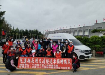 中興電工送愛到花蓮 身障者開心體驗長照巴士