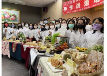 中華醫大手作烘焙培訓班結訓　 26位學員展出各式烘焙點心麵包