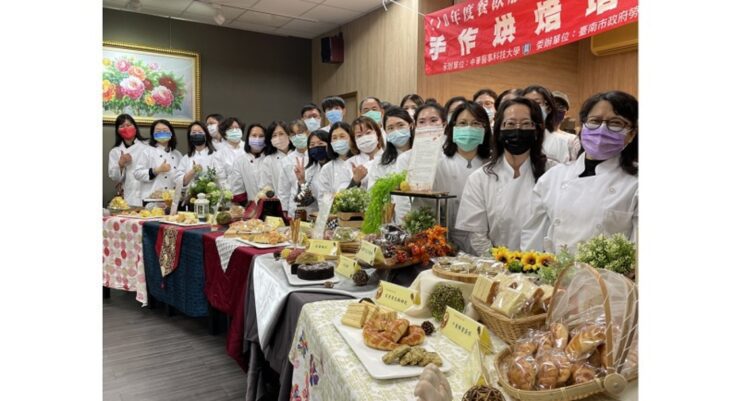 中華醫大手作烘焙培訓班結訓　 26位學員展出各式烘焙點心麵包