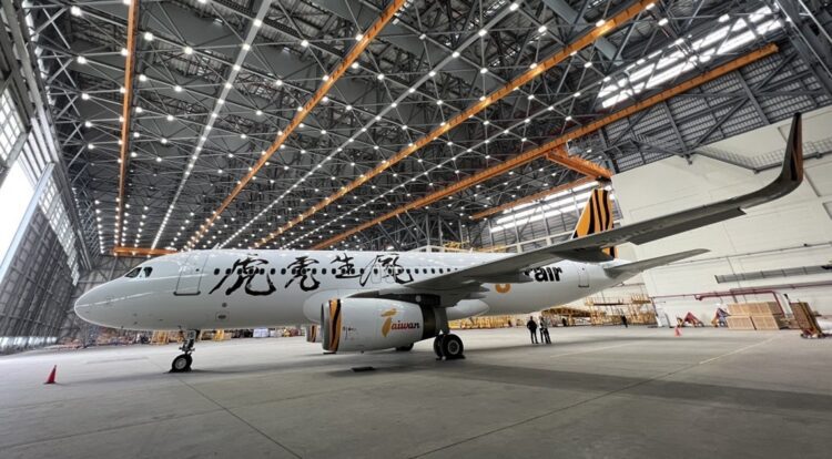 亞洲首架文字彩繪機 董陽孜親題「虎虎生風」飛上青天