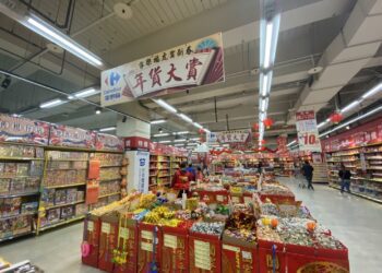 ▲賣場的陳設，網友熱議很有過年的氣氛。(圖/網路擷取)