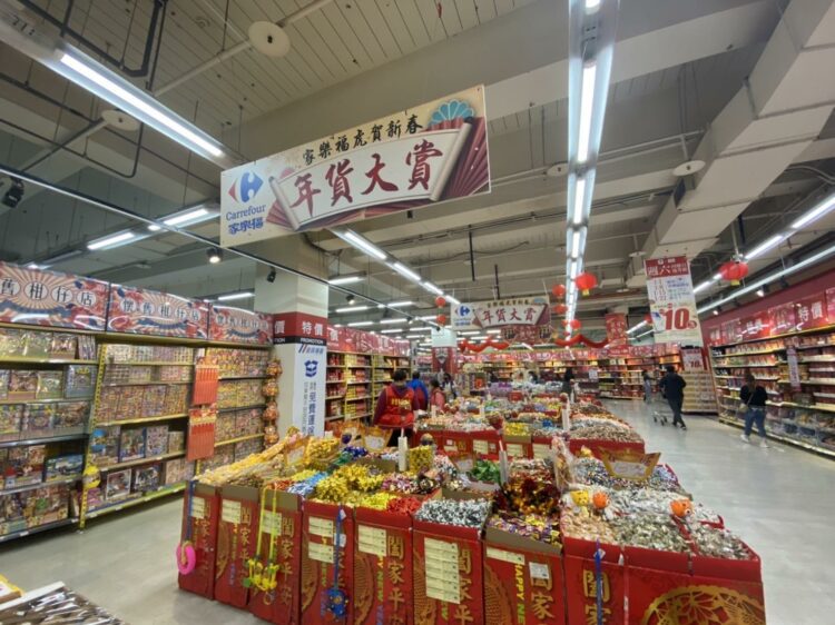 ▲賣場的陳設，網友熱議很有過年的氣氛。(圖/網路擷取)