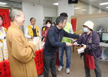 佛光山蘭陽別院分送臘八粥、春聯 分享法喜祈願平安