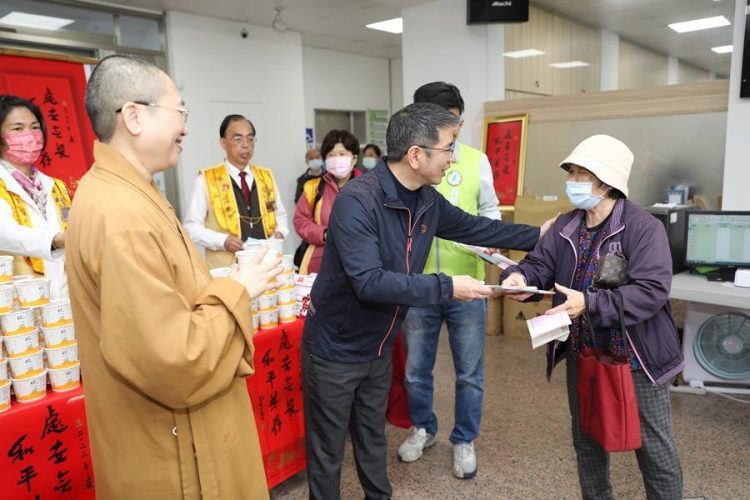 佛光山蘭陽別院分送臘八粥、春聯 分享法喜祈願平安