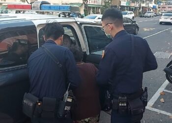 八旬老婦市場迷途 暖警護送返家