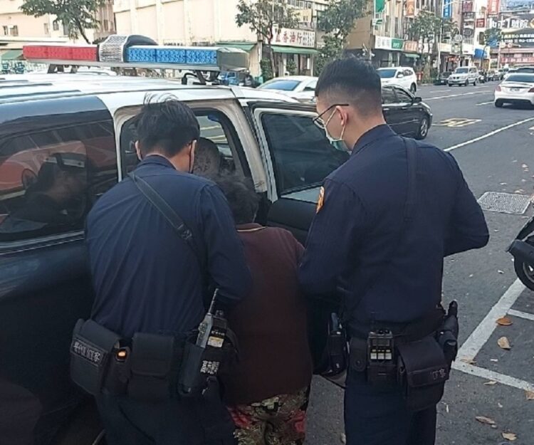 八旬老婦市場迷途 暖警護送返家