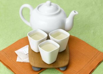 威州花旗參除了可以直接煮補湯外，熱沖或冷泡的花旗蔘茶也廣受歡迎。(圖/威州花旗參提供)