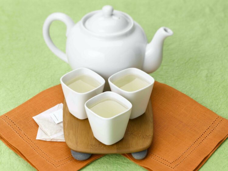 冬季進補這樣吃!進補3原則 營養師最推薦的冬季續航力滿點飲食法 威州花旗參除了可以直接煮補湯外,熱沖或冷泡的花旗蔘茶也廣受歡迎。(圖/威州花旗參提供)