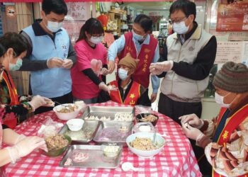 台化龍德廠捐年菜助孤老 陪伴宜蘭縣弱勢老人團圓吃元寶
