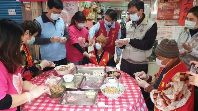 台化龍德廠捐年菜助孤老 陪伴宜蘭縣弱勢老人團圓吃元寶
