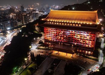 ▲圓山戶外光雕秀【希望之光LIGHT OF HOPE】透過高規格設備及3D投影技術，歷時數月準備終破解樓面限制，成功打造高規格光雕秀。（攝於2021/12/24圓山大飯店/豪器飛帆科技有限公司提供)