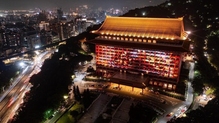 台灣再啟第二站【圓山希望之光】李厚豪盼團結希望齊心抗疫 ▲圓山戶外光雕秀【希望之光LIGHT OF HOPE】透過高規格設備及3D投影技術,歷時數月準備終破解樓面限制,成功打造高規格光雕秀。(攝於2021/12/24圓山大飯店/豪器飛帆科技有限公司提供)