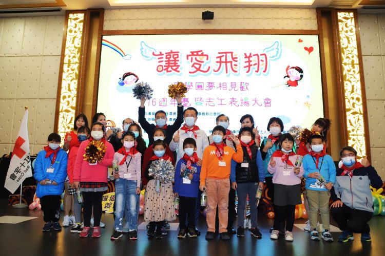 嘉縣紅十字會助學圓夢16年 受助的弱勢家庭與扶助人相見歡 嘉縣紅十字會助學圓夢16年 受助的弱勢家庭與扶助人相見歡