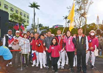 宜蘭元旦升旗 西伯利亞白鶴提袋吸睛