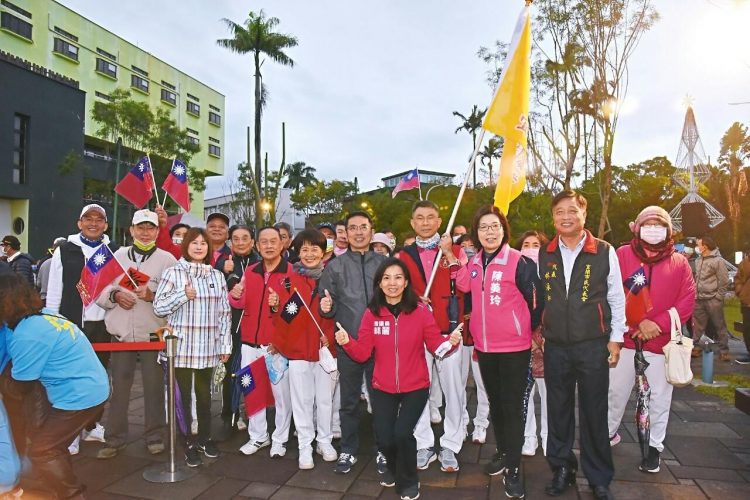 宜蘭元旦升旗 西伯利亞白鶴提袋吸睛 宜蘭元旦升旗 西伯利亞白鶴提袋吸睛