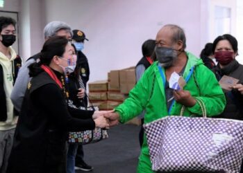 幸福花蓮三節春節生活物資發放首日 徐榛蔚倡導永續發展 重複使用環保編織袋