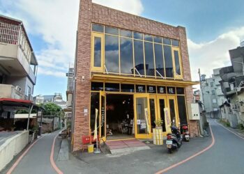 影音／開書店賺進大筆快樂 退休教授呂健吉一圓人生書店夢