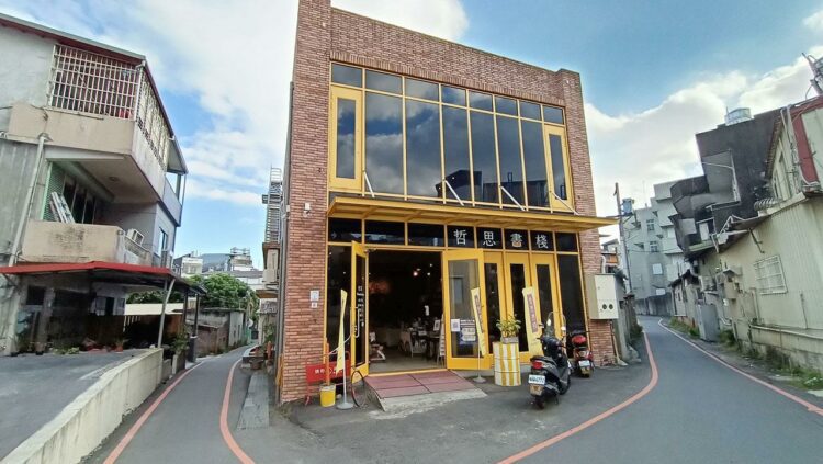 影音／開書店賺進大筆快樂 退休教授呂健吉一圓人生書店夢