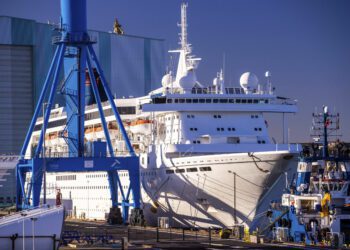 恐有更多违约 云顶香港股票恢复交易跌56%