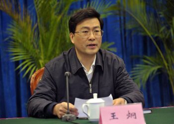 报告时突晕倒引哗然 重庆政协主席已苏醒