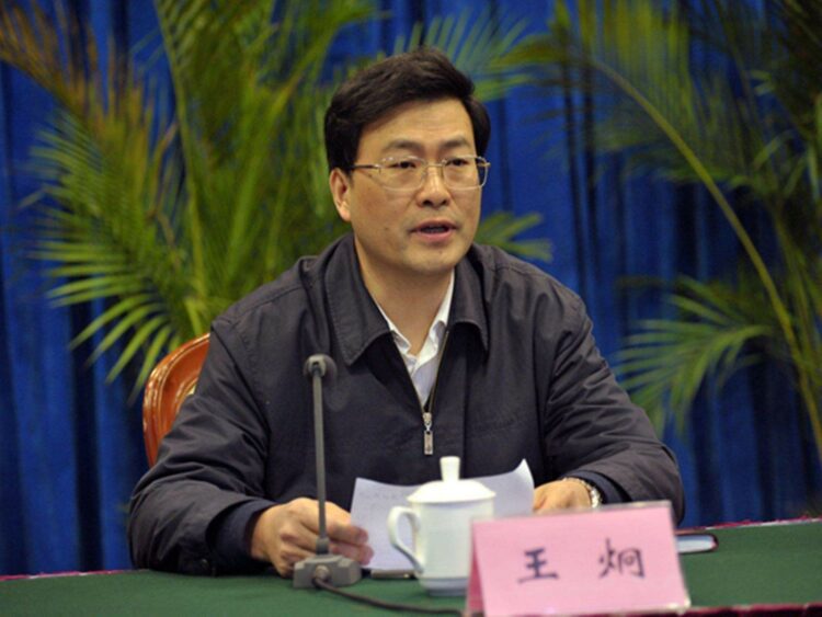 报告时突晕倒引哗然 重庆政协主席已苏醒