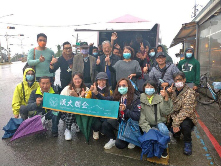 捐冬衣淡大國企社服寒冬送暖 外籍漁工也能過好年 捐冬衣淡大國企社服寒冬送暖 外籍漁工也能過好年