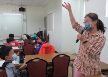 摀住眼睛體驗盲人的世界 市圖鼓山分館的寫作課讓孩子手寫真實感受