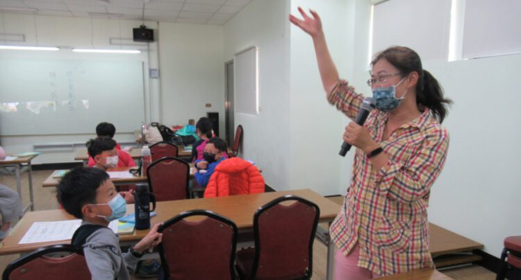 摀住眼睛體驗盲人的世界 市圖鼓山分館的寫作課讓孩子手寫真實感受