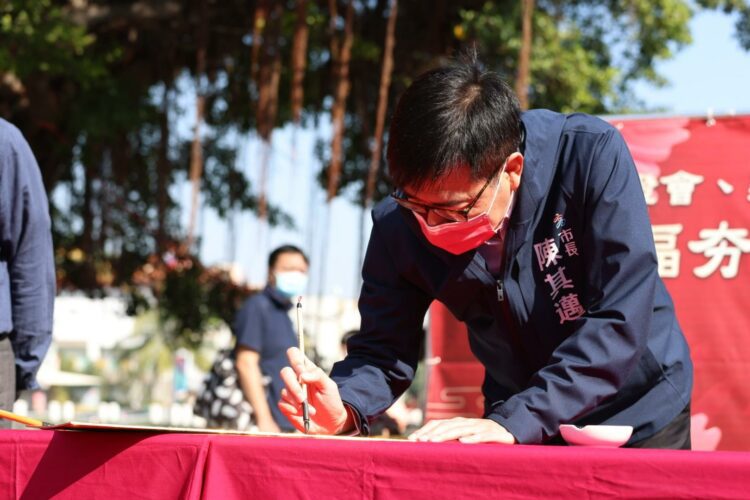 新春迎虎拜早年　陳其邁：密切合作輔導商圈發展觀光