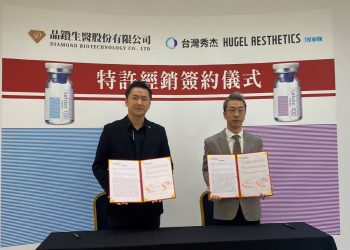 ▲晶鑽生醫總經理謝佳憲(左)與台灣秀杰總經理(右)簽訂特許經銷合約。(圖/晶鑽生醫提供)