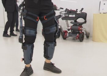 林智堅參訪緯創智慧輔具 盼科技、醫療跨界合作