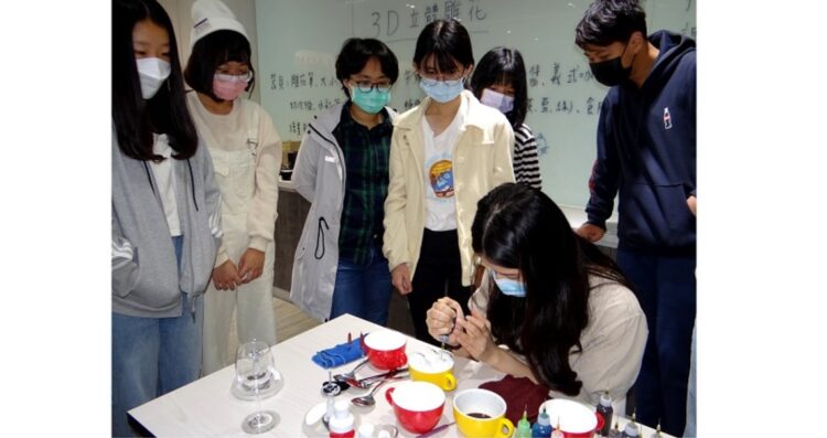 正修科大餐飲冬令營 帶領學員體驗3D立體雕花活潑有趣 正修科大餐飲冬令營 帶領學員體驗3D立體雕花活潑有趣