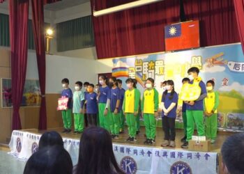 歲末送暖超佛心 3百雙新鞋贈學童