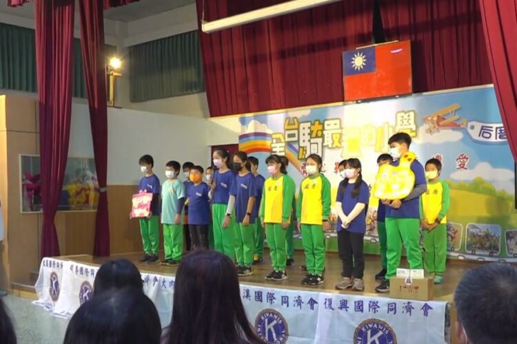 歲末送暖超佛心 3百雙新鞋贈學童 歲末送暖超佛心 3百雙新鞋贈學童