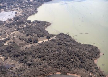 汤加群岛遭广泛破坏 厚重火山灰阻碍救援