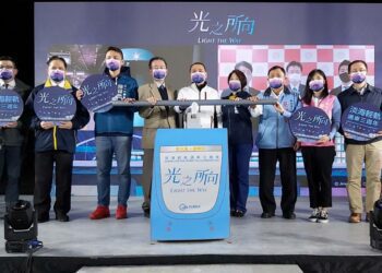 淡海輕軌三週年光影列車秀登場 燈光眩目超吸睛 民眾直呼好驚豔!